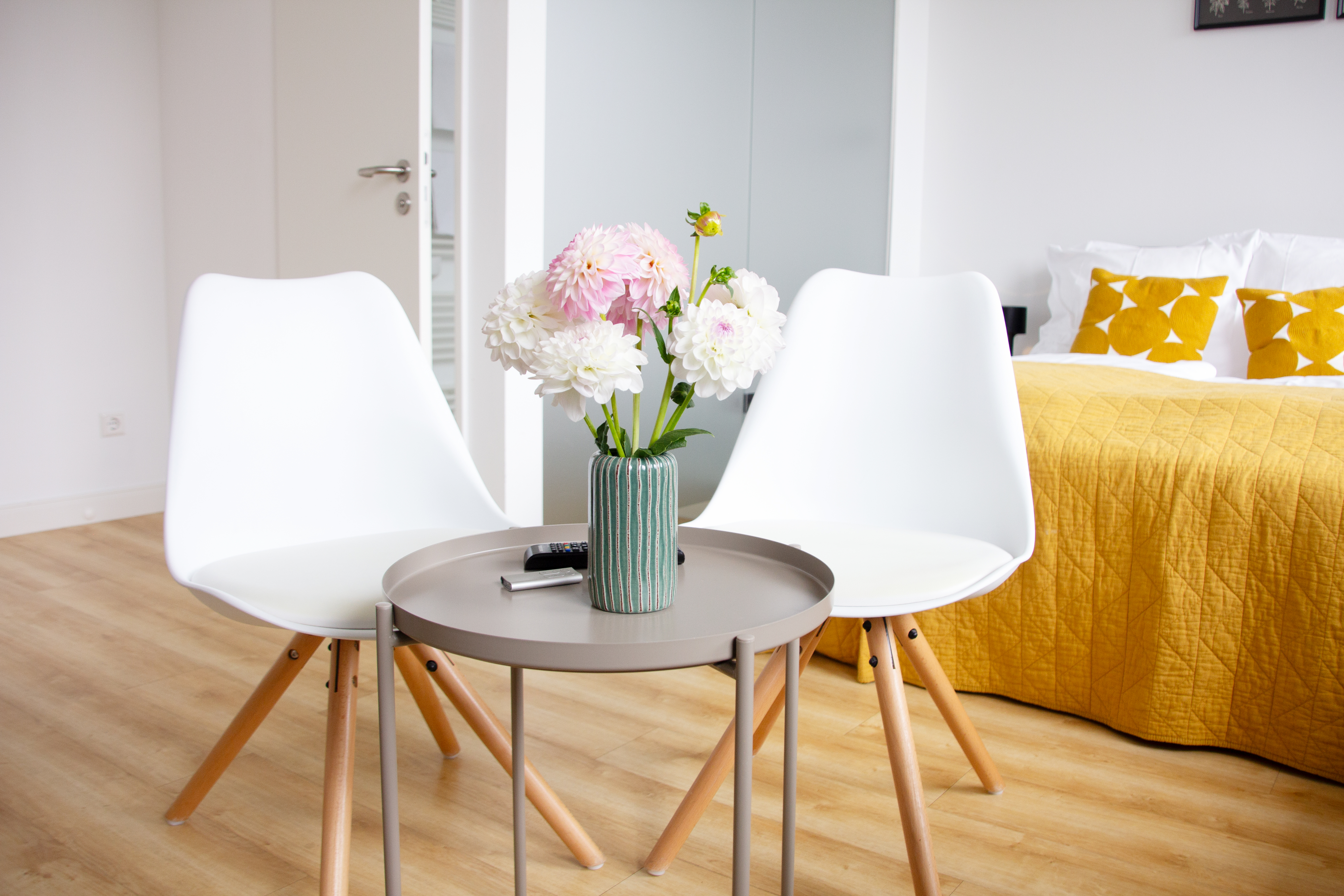 ll_b70_apartment_2_stuehle